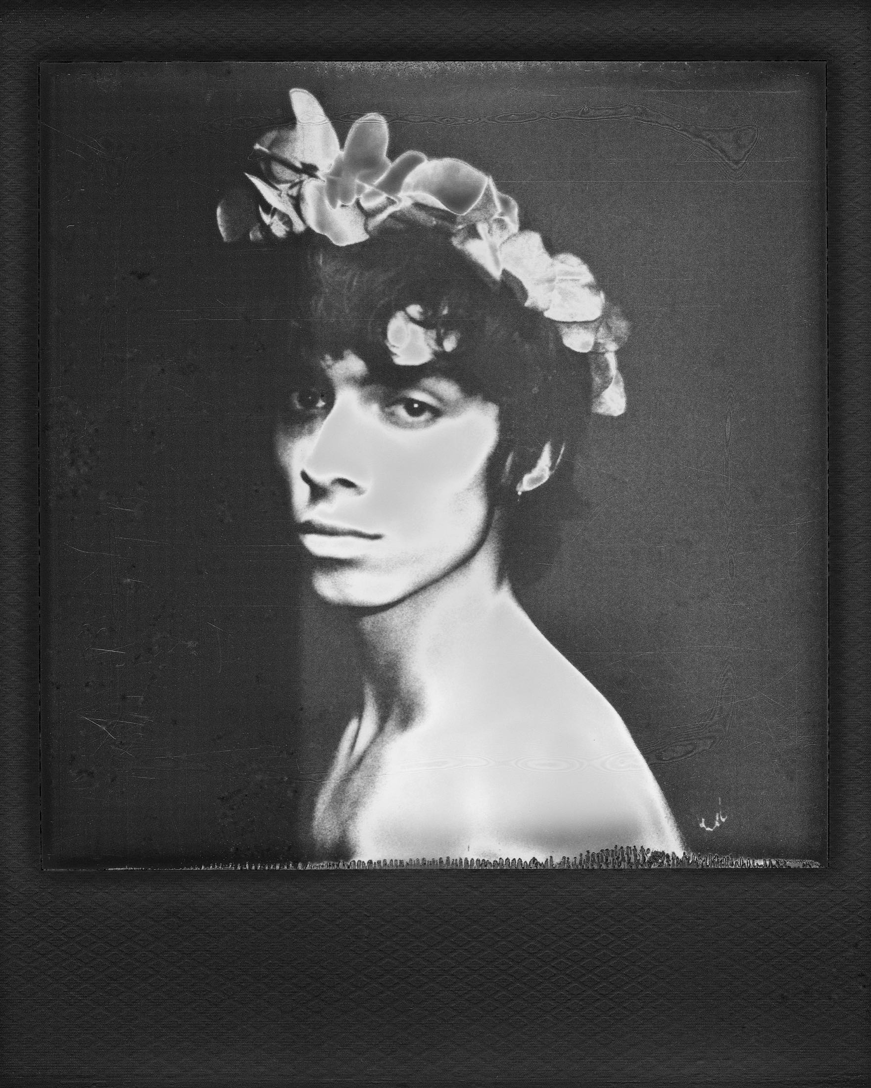Schwarzweiß-Polaroid, Modell mit einem Kranz aus Blüten im Haar
