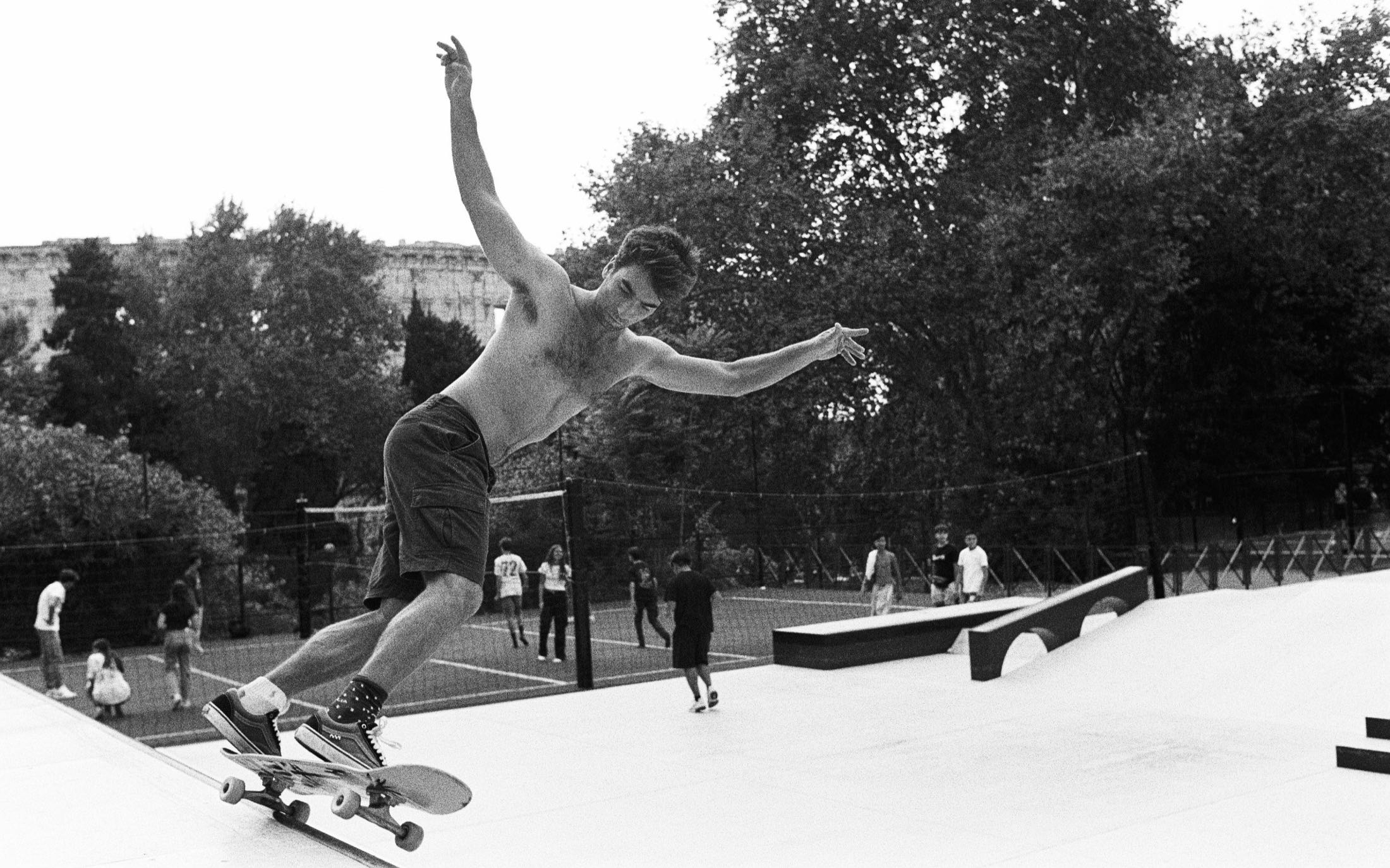 Skater springt mit dem Board über eine Rampe im Skatepark